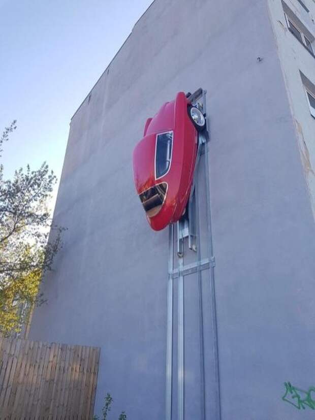 Автомобиль, который можно "припарковать" на стене