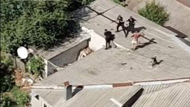 Избил полицейских на крыше дома