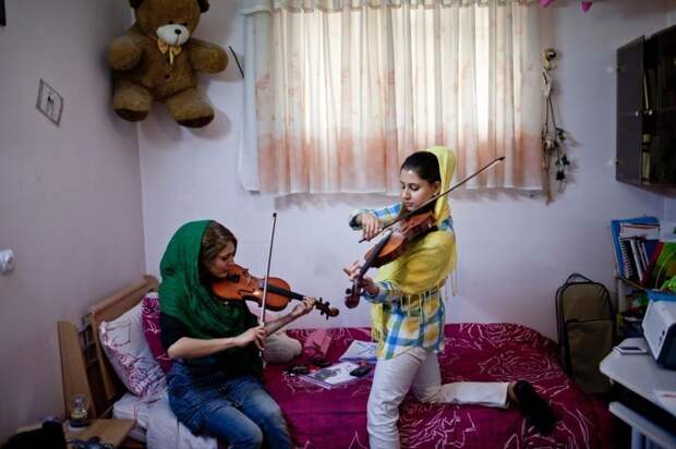 Девушки играют на скрипке в городе Шираз
