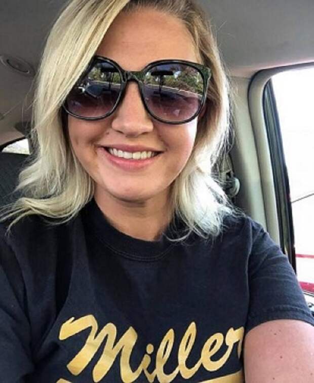 Обедая со своими коллегами, женщина запечатлела трогательную сцену, как парень мило беседует с одинокой бабушкой