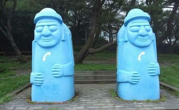 И напоследок - телефонные будки в виде гигантских голубых человечков (остров Чеджу, Южная Корея) бывает и такое, городские пейзажи, необычные вещи, общественные места, проекты, телефонная будка, телефонные будки, урбанистика