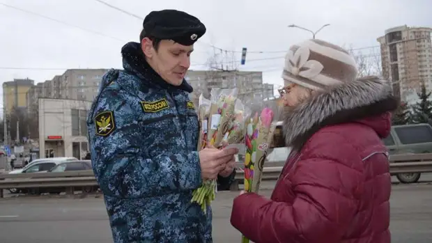 Госслужащие поздравили женщин с 8 Марта в рамках акции "Вам, любимые!"