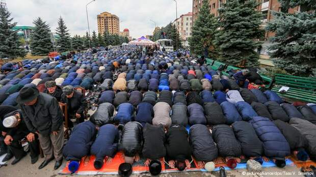 Жители Магаса во время молитвы на центральной площади города