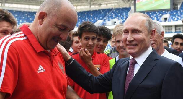 Владимир Путин вручил награды российской сборной по футболу