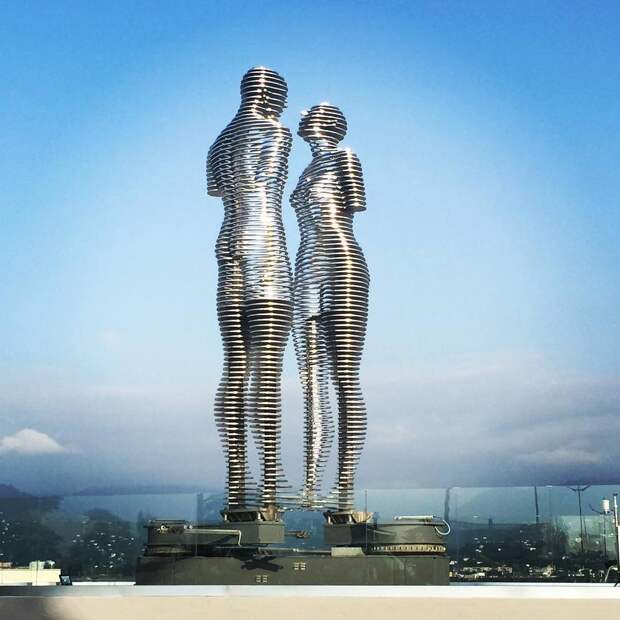 Скульптура мужчины  и женщины, которые  проходят сквозь друг  друга, символизируя утраченную любовь