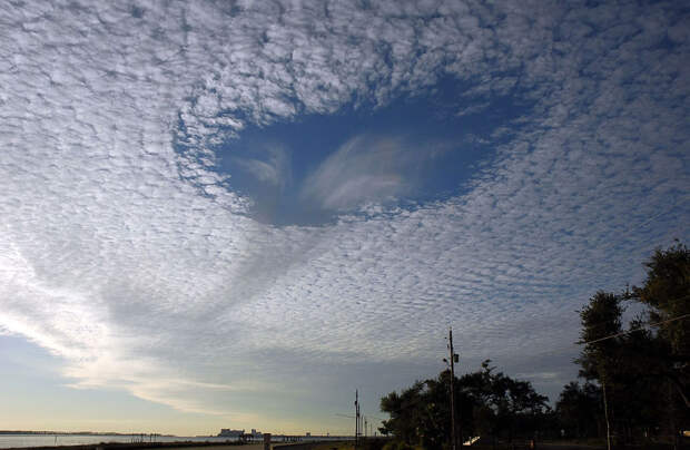 Эффект Fallstreak в перисто-кучевых облаках