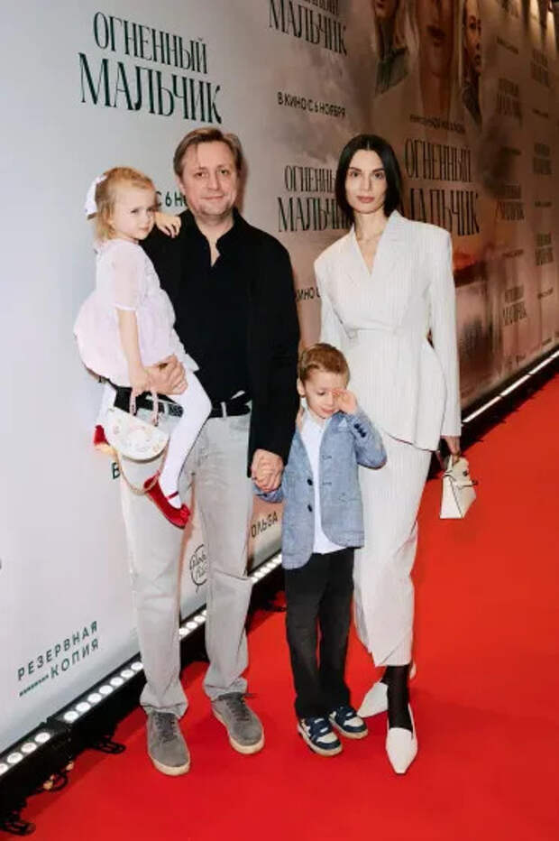 Артём Михалков с женой Дарьей Баженовой и детьми