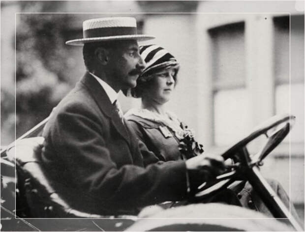 Фотография Джона Джейкоба Астора и Мадлен Форс, едущих в автомобиле, около 1911-1912 годов.
