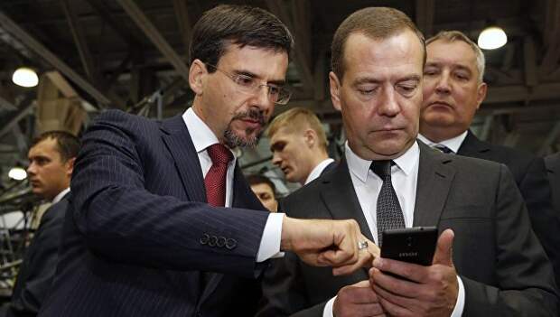 Председатель правительства РФ Дмитрий Медведев во время осмотра павильонов III Международной специализированной выставки Импортозамещение. 12 сентября 2017 Председатель правительства РФ Дмитрий Медведев во время осмотра павильонов III Международной специализированной выставки Импортозамещение. 12 сентября 2017