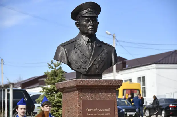 В Старице открыли памятник Герою Советского Союза Филиппу Сергеевичу Октябрьскому