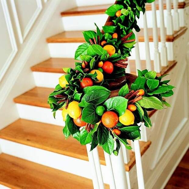 Дизайн интерьера. Потрясающие идеи украшения лестниц к Рождеству (46) (550x550, 195Kb)