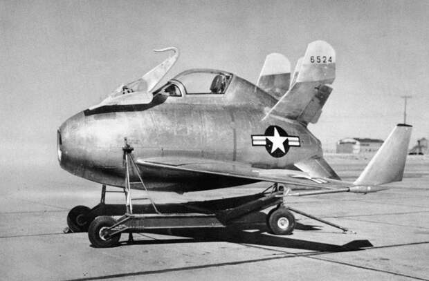 McDonnell XF-85 &laquo;Goblin&raquo; &mdash; американский прототип реактивного истребителя, который предполагалось запускать из бомболюка самолёта Convair B-36 (1948 год) интересное, необычные, самолеты, странное, факты