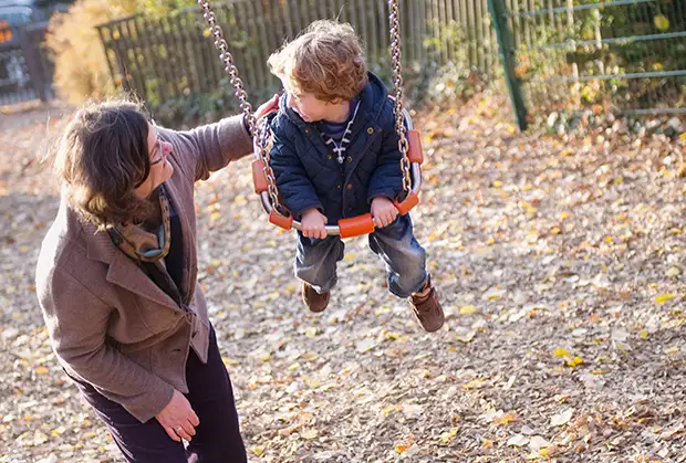 «Они спасают гены следующих поколений». Когда в истории появились первые бабушки и как они не дали человечеству погибнуть?