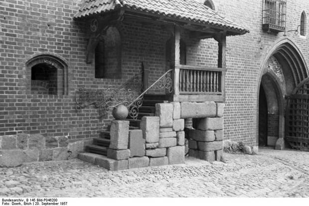 File:Bundesarchiv B 145 Bild-P046200, Marienburg, Eingang innerer Hof.jpg