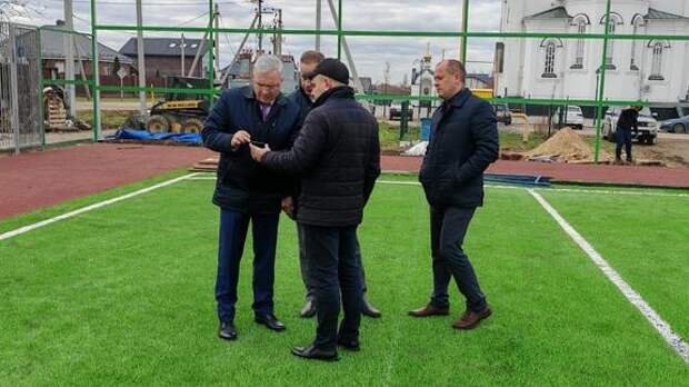 Эдуард Кузнецов проинспектировал капремонт спортплощадки в станице Брюховецкой