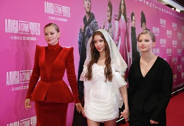 «Индустрия только зарождается»: Бондарчук оценила образы российских звезд на красных дорожках