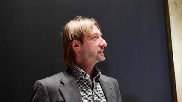 Плющенко показал, как следит за тренировками в своей школе во время отдыха на Мальдивах