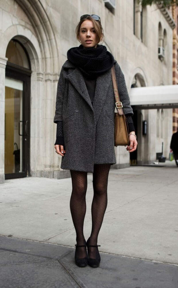 Девушка в коротком сером пальто