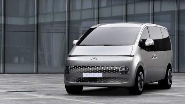 Скажем честно: большой фургон Hyundai H-1 / Starex был функциональным, но максимально скучным. Ито в каждом из его поколений. Так что накануне смены последнего поколения корейцам просто нечего было терять. И карт-бланш, предоставленный дизайнерам, принес свои плоды. Чтобы окончательно порвать с печальным и безличным прошлым, автобус был переименован в Staria, слегка «надут» во все стороны (длина увеличилась на 103 мм, ширина - на 77 мм, колесная база - на 73 мм) и был оснащен «Fun» 3.5. -литровый V6 мощностью 272 л.с. и 331 Нм. И все же главной особенностью автомобиля стал суперзрелищный футуристический вид.