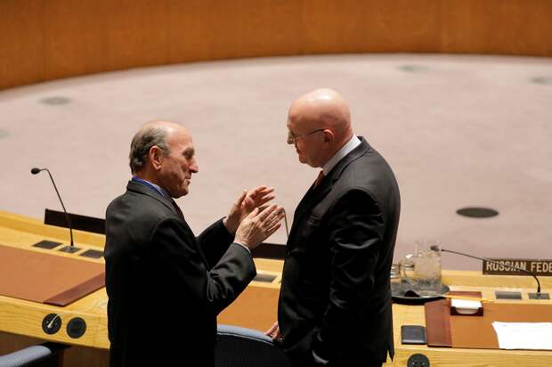 Абрамс и Небензя в зале заседаний СБ ООН.png