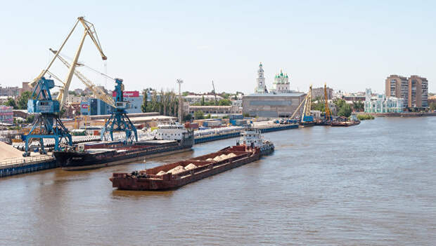 Морской порт в городе Астрахань. Архивное фото Морской порт в городе Астрахань. Архивное фото