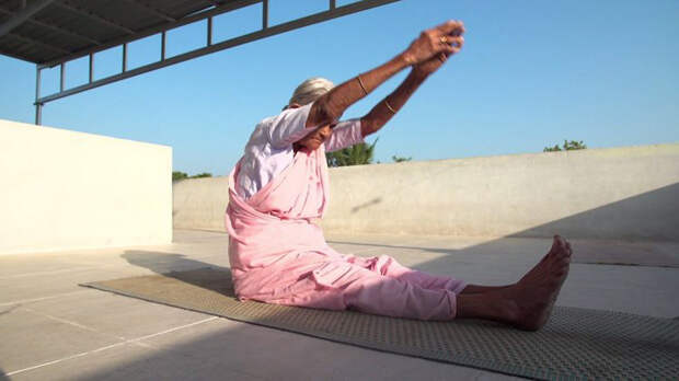 Более 600 учеников Нанаммал стали сами тренерами по йоге.