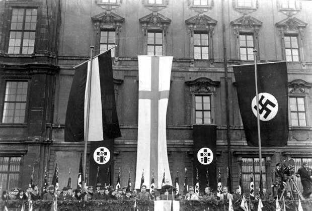 Символика лютеран партии «Немецких христиан», выступает Людвиг Мюллер