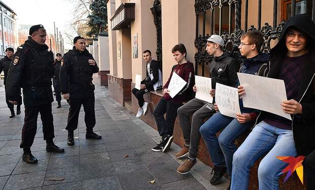 Пикет в поддержку Позднякова у здания Генпрокуратуры. Фото: Михаил ФРОЛОВ