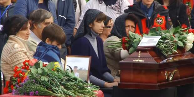 Федеральные каналы крутили комедии во время церемонии похорон в Керчи. Это что?