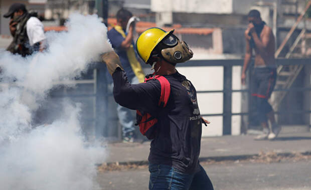 Участники акции протеста против правительства президента Венесуэлы Николаса Мадуро в Каракасе