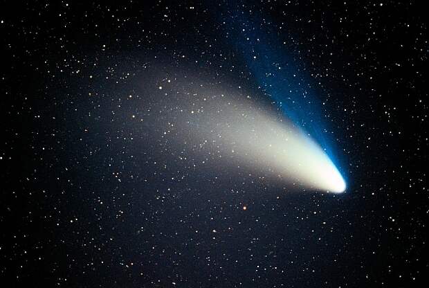 Комета Хейла — Боппа (C/1995 O1), посетившая нас в 1997 году. Такие, как она, считались главной угрозой Земле. (Фото Lester Shalloway.)