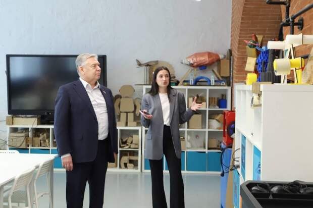 В Туле чиновник Воробьев наградил директора иquot;Кванториумаиquot; за вклад в образование