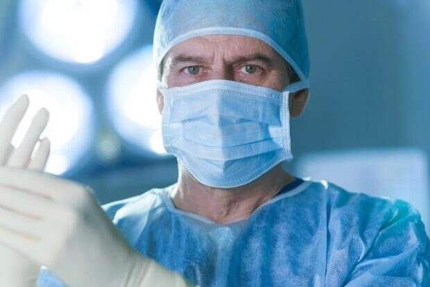 Хирург в операционной