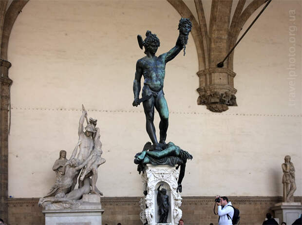 Флоренция. Площадь Синьории. Лоджия Ланци. (Loggia dei Lanzi). Персей с головой Медузы