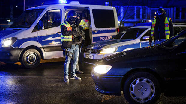 Сотрудники полиции на пограничном переходе между Страсбургом (Франция) и городом Кель (Германия). 11 декабря 2018
