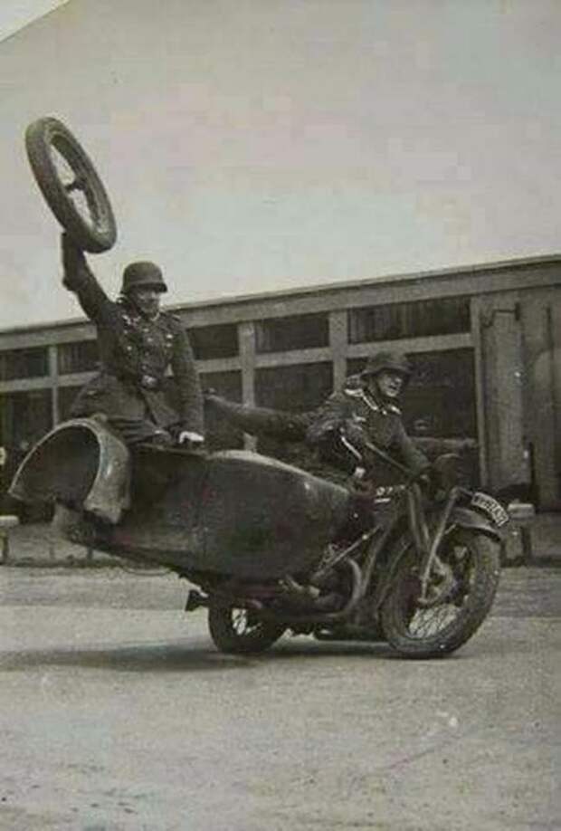 Немецкие мотоциклисты на учениях должны были поменять колесо на ходу Великая Отечественная, вов, военная техника, война, мото, мотоцикл, олдаймер, ретро техника