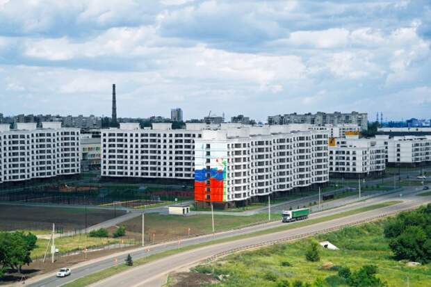 Дорога в микрорайоне Невский в Мариуполе, Донецкая Народная Республика, Россия, 30.06.2023.