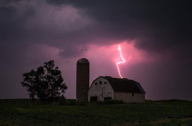 Красивый удар молнии в штате Айова