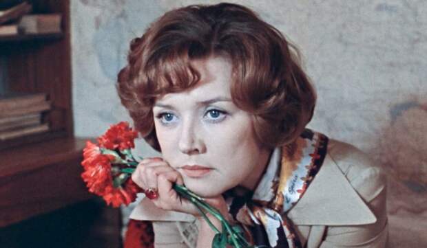 Тест: угадайте советский фильм по кадру с героиней и цветами