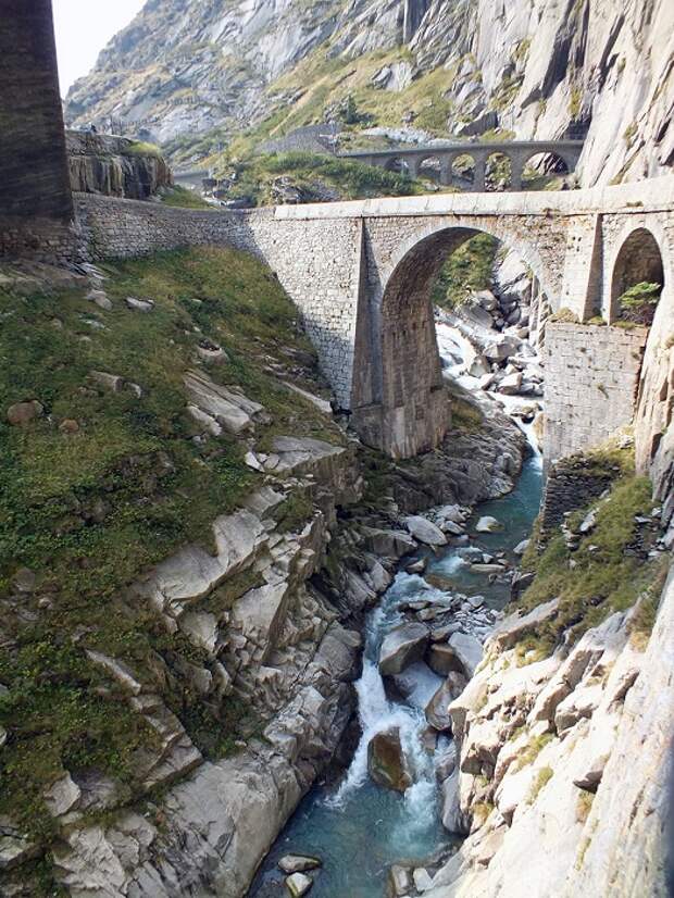 Мост дьявола Teufelsbrиcke возведен над горной альпийской рекой Ройс (Швейцария).