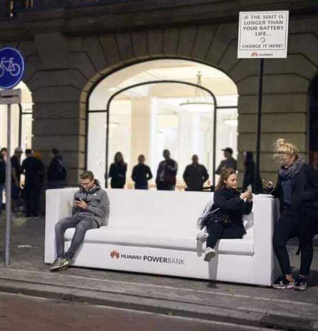 Huawei троллит пользователей Apple, которые стоят в очереди за покупкой нового IPhone в Амстердаме.