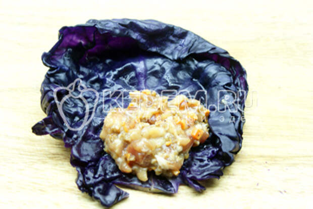 На край листа выложить фарш.  - Голубцы с мясом «Необычные». Кулинарный рецепт с фотографиями приготовления необычных голубцов с мясом