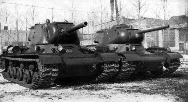 Средний танк КВ-13 и его конструктивное развитие «Объект 234» (промежуточный вариант перед танком ИС). У него ещё было пять катков (на ИС добавили шестой), а в башне установлена 122-мм гаубица У-11 Источник – inarms.ru - Краткая история советского танка | Военно-исторический портал Warspot.ru