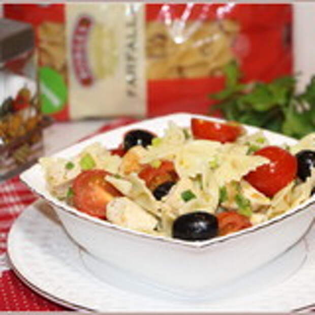 Теплый салат с пастой Farfalle, курицей и овощами