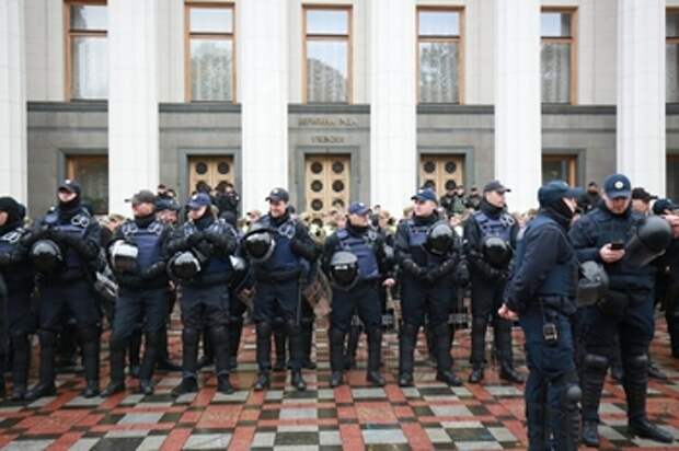 В центре Киева начались столкновения между митингующими и полицейскими
