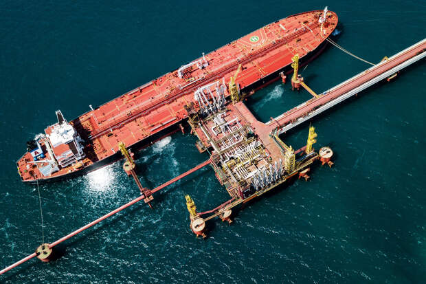 Bloomberg: флотилия из танкеров идет к саудовскому порту в Красном море