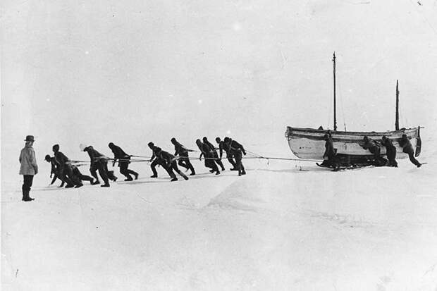 Команда тащит шлюпку по льду.
