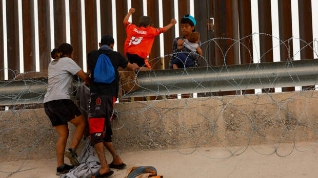 Байден объявил о вводе запрета на убежище для нелегалов из Мексики