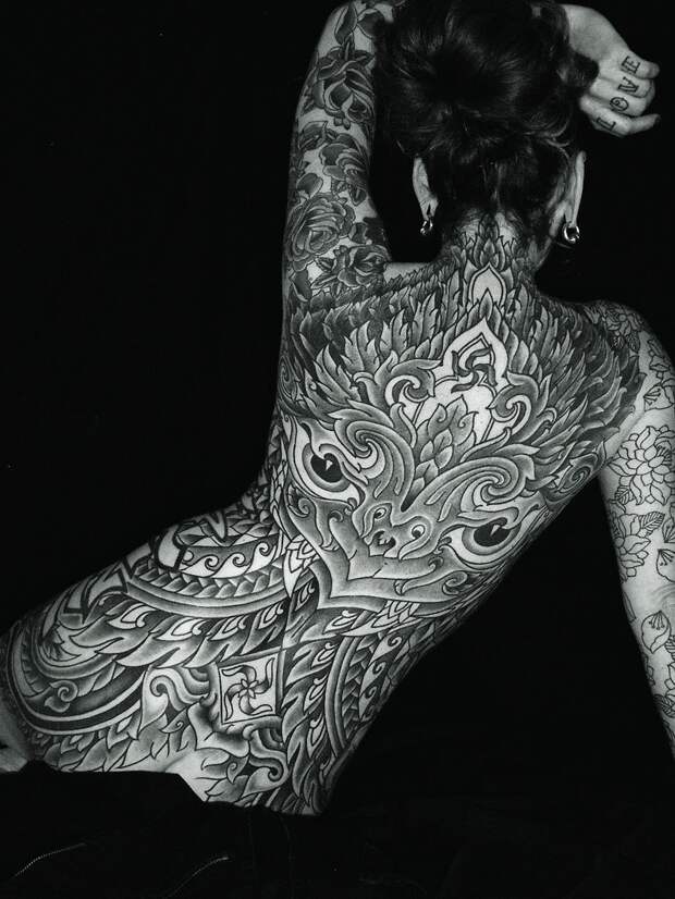 Собрание впечатляющих татуировок в книге TTT: Tattoo