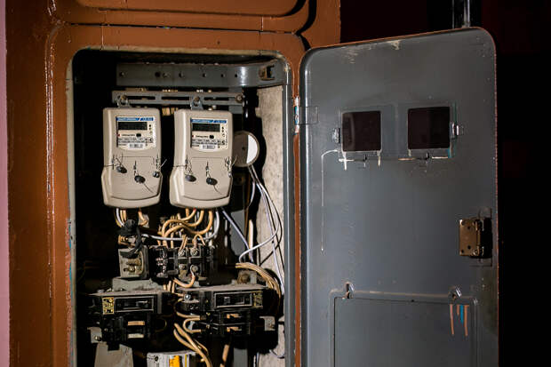 Коммунальщики заплатили ребенку сотни тысяч рублей за упавшую крышку электрощитка